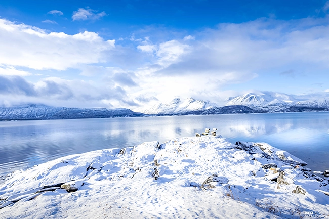 Fjord enneigé et montagnes sous un ciel bleu, Laponie norvégienne