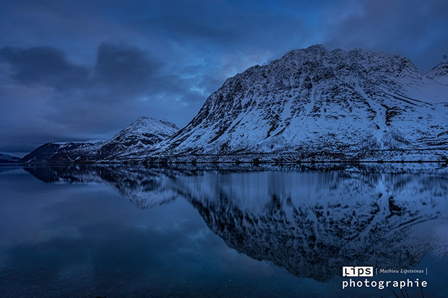 Fjord et montagnes au crépuscule pendant la nuit polaire, voyage photo en Laponie