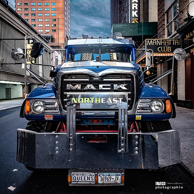 camion bleu photographié en extérieur pour une campagne publicitaire