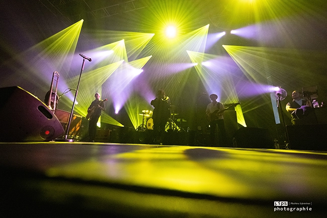 Jeux de lumière sur une scène de concert lors d'un événement culturel