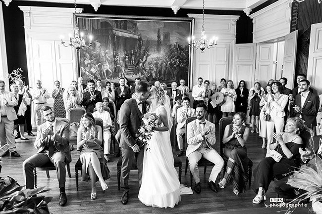 Photo de groupe des invités d'un mariage, en noir et blanc