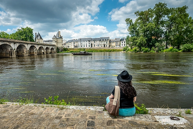 Pont ancien enjambant la Vienne, promeneurs au bord de l'eau