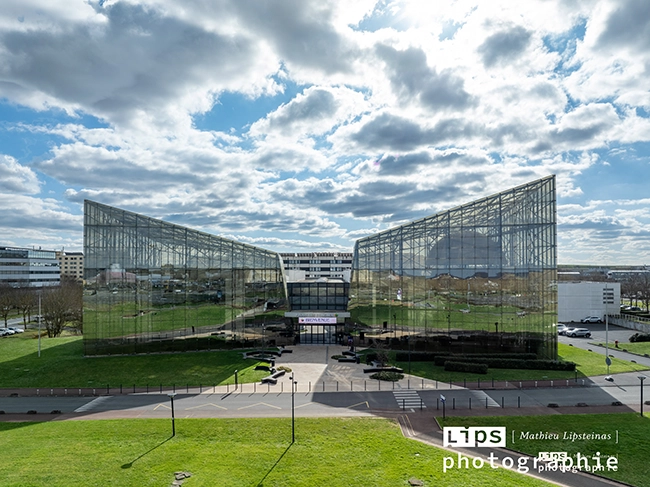 Architecture de verre du Futuroscope photographiée depuis l'extérieur