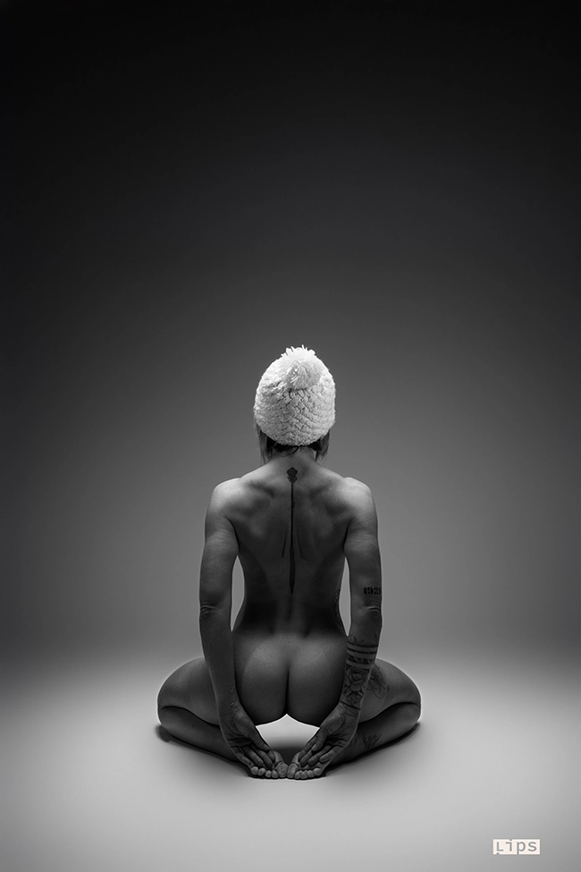 Étude de dos en noir et blanc, photographie artistique en lumière naturelle