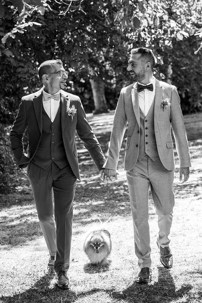 Couple de mariés en costume, portrait en noir et blanc en extérieur