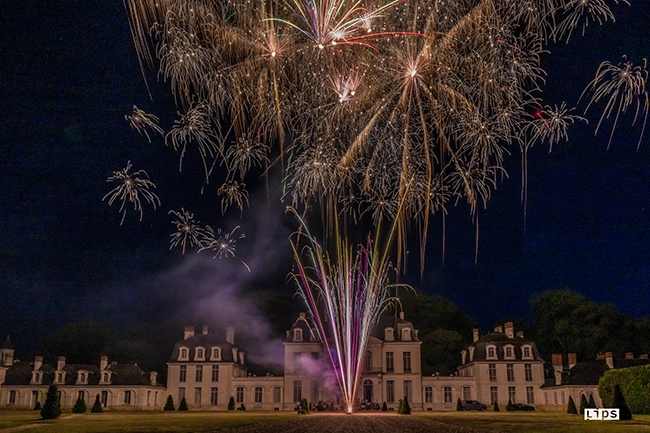 Feu d'artifice au-dessus d'un château en fin de soirée de mariage