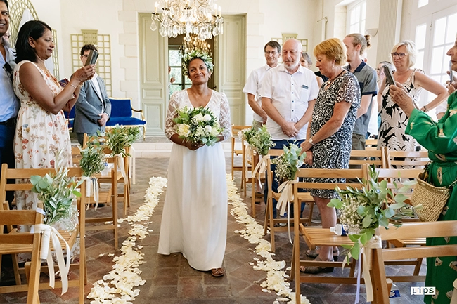 Mariage, invités et décoration de cérémonie dans une salle de réception
