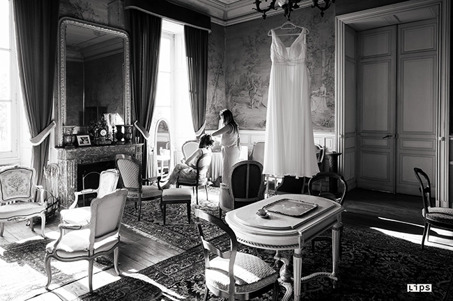Préparatifs du matin en noir et blanc, reportage de mariage dans la Vienne