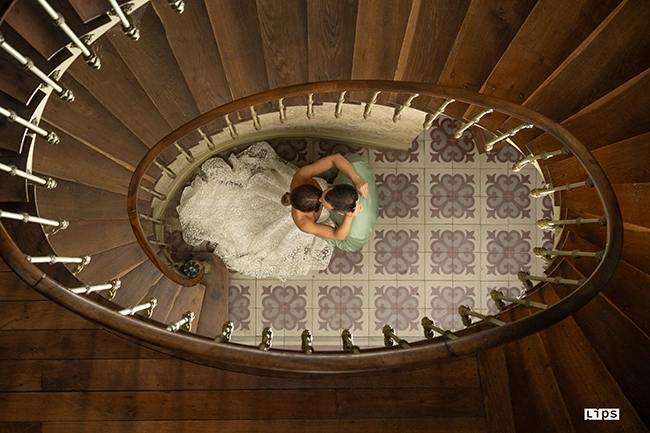 Vue plongeante sur un escalier en colimaçon et les mariés, reportage de mariage