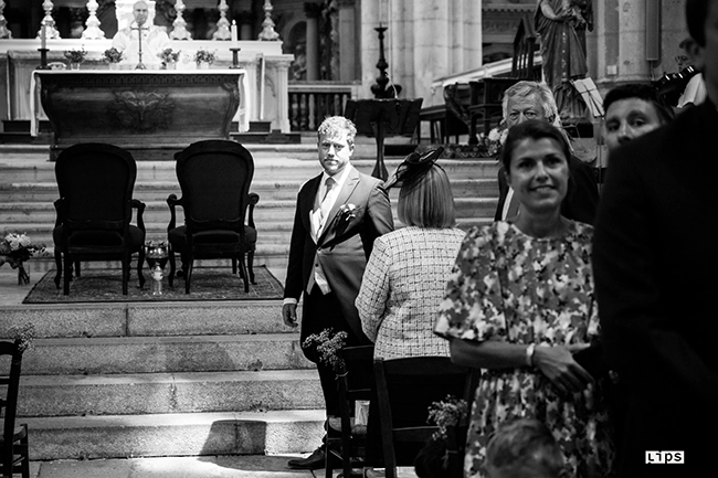 Invités réunis dans l'église à l'issue de la cérémonie de mariage