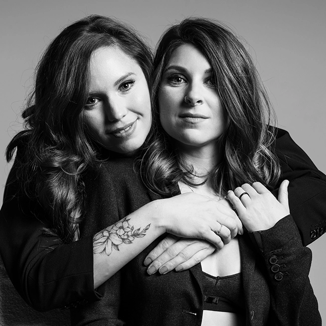 Portrait en noir et blanc de deux femmes côte à côte, séance portrait à deux