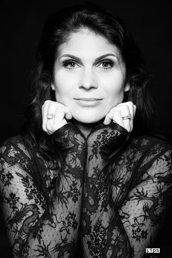 Portrait de dirigeante en studio, veste de dentelle noire sur fond sombre