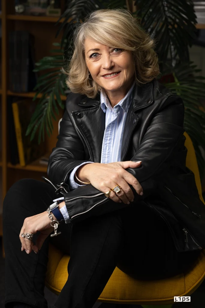 Portrait de dirigeante en veste de cuir, assise dans son bureau