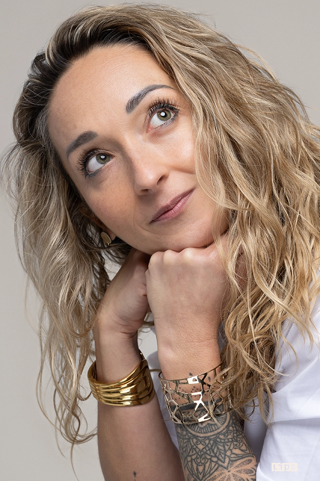 Portrait extérieur d'une femme souriante, séance individuelle en lumière naturelle