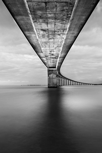 Pont routier photographié en contre-plongée, en noir et blanc