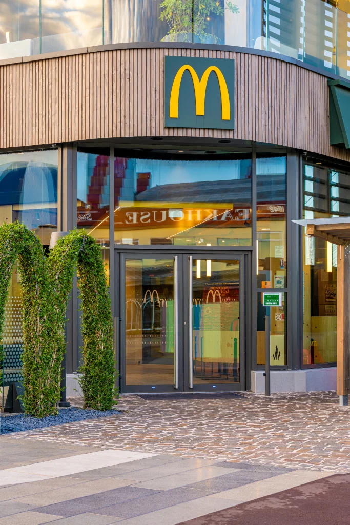Façade en bois d'un restaurant McDonald's, photographie d'architecture commerciale