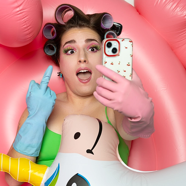 Photographie publicitaire mise en scène, bouée gonflable et accessoires colorés