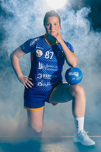 Joueuse de handball en tenue de club, portrait sportif réalisé en studio