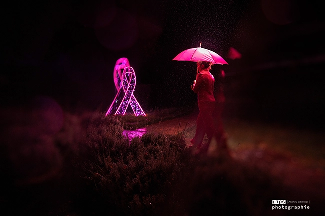 Light painting, deux silhouettes et parapluies lumineux dans la nuit