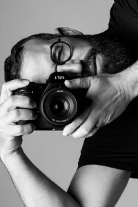 Mains tenant un appareil photo reflex, Mathieu Lipsteinas au travail - Gérant Lips Photographie Mathieu Lipsteinas