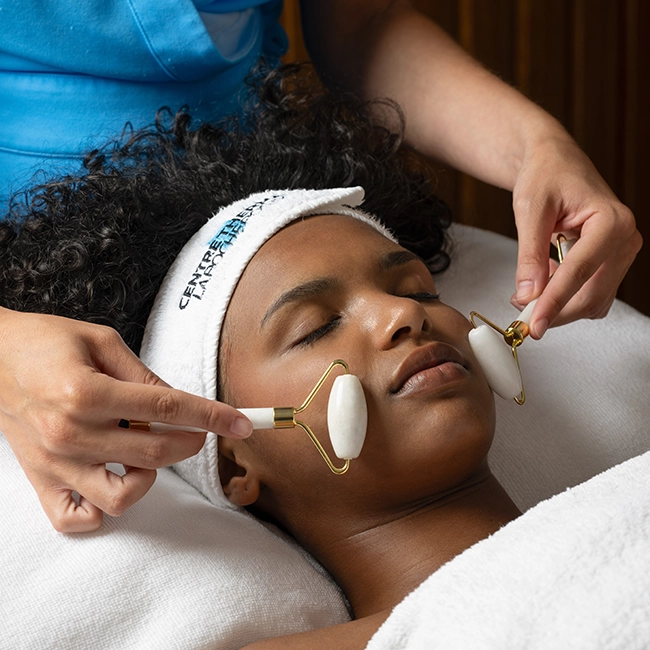 Soin du visage aux rouleaux de jade en institut, photographie de savoir-faire - La Roche Posay
