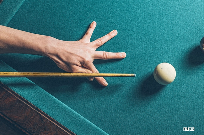 Table de billard et queue en gros plan, photographie publicitaire de détail