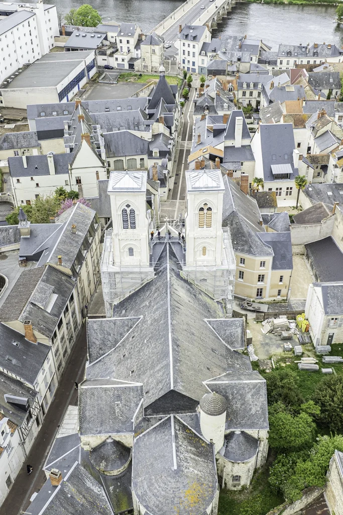 Vue aérienne des toits d'ardoise du centre ancien de Châtellerault