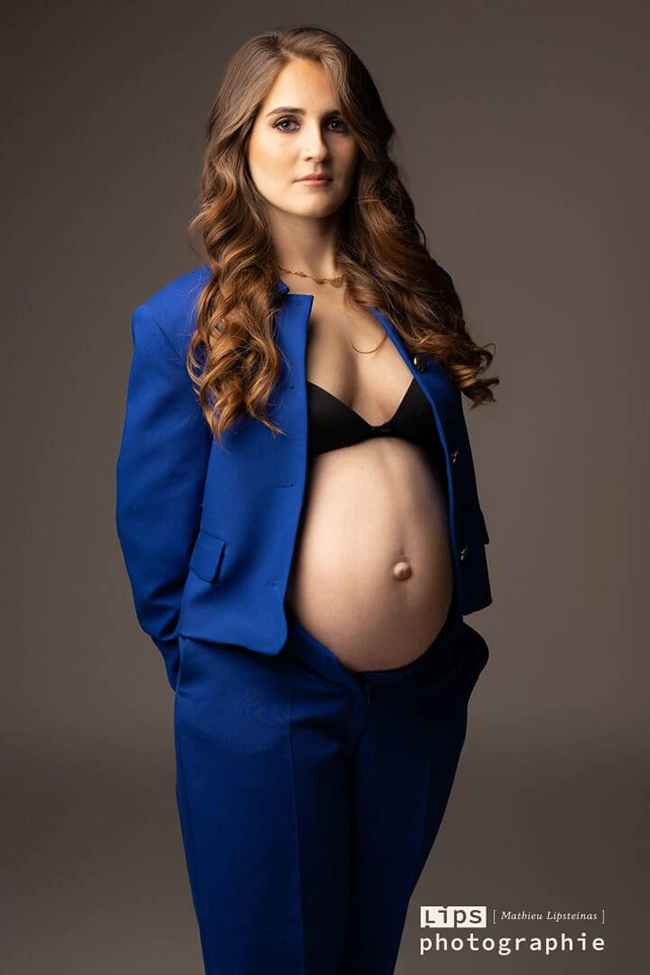 Séance grossesse en studio, future maman en veste bleue, photographe Vienne