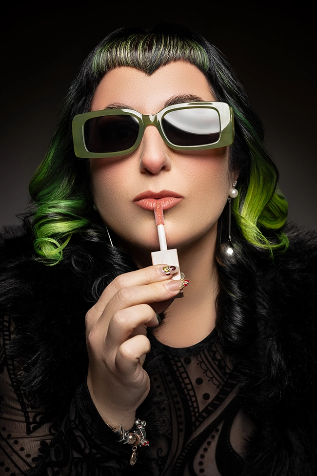 Portrait mode coloré, lunettes de soleil et cheveux verts, série publicitaire